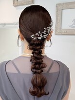 結婚式お呼ばれ編みおろしヘアセット三つ編みアレンジヘアメイク