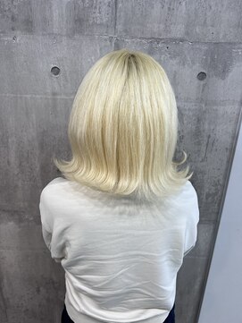 ルミナホワイト(Lumina White) 抜きっぱなしブロンド