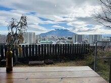 オフジ(OFFJI)の雰囲気（お店から桜島が一望できる絶好のロケーションです♪）