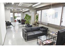 ライフヘア ザ ワン(Life Hair THE ONE)の雰囲気（落ち着いた店内で、お友達のお宅にいるようにリラックスできます）