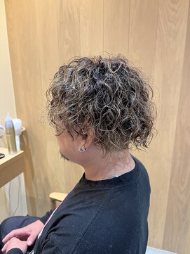 ソウスシア(SOURCE cia) メンズハイトーンスパイラルパーマ【佐藤和弥】