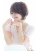 大人かわいい小顔前下がりアッシュカラーノーブルショート