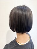 ウェットスタイリングのコンパクトボブ