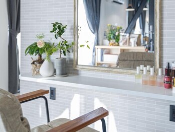 オルトタポファクトリー(ALT tapo. factory)の写真/お洒落空間で、髪のお悩みや理想のスタイルをゆっくり相談出来る◇丁寧なカウンセリングと透明感カラーが◎