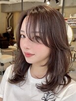 ティア(Tia.)&nbsp;(レイヤーカット/ミディアム/かきあげ前髪/サイドバング/小顔)