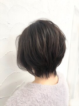 エミュ(emu) タイトな襟足でどこから見ても綺麗なショートBOB　【emu】