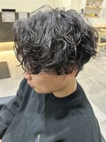 ヒュイル バイ ニアウ(Hwyl by Niau) メンズセンターパート波巻スパイラルパーマニュアンスパーマ眉毛