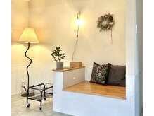 エノヘアー(eno.hair)の雰囲気（温かい灯りと木の温もりが包む癒し空間）