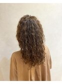 強めカールのツイストスパイラルロング