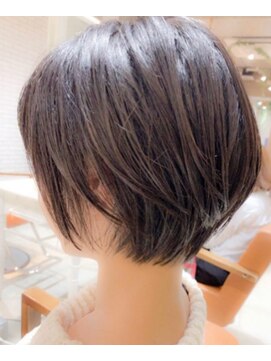 エミュ 表参道 青山(emu) マイナス５歳丸みショートボブ若見え白髪ぼかし表参道