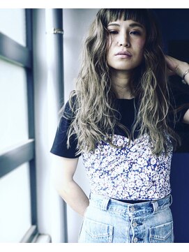 ソラ(sora) エッジの効いた外人風切りっぱなしとセピアな淡いカラー