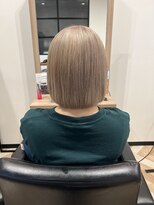 アライズ(ARISE)&nbsp;シルキーホワイト_グレージュカラーボブウルフ