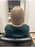 シルキーホワイト_グレージュカラーボブウルフ