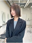 切りっぱなしストレートワンブリーチグレージュボブヘア