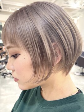 イリ 梅田(ili) ハイトーンカラーミルクティーベージュレイヤーカット