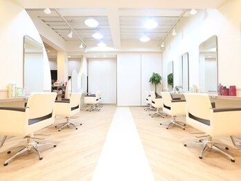 美容室 ヴィヴァーチェ 川間南口店(vivace)の写真/落ち着いた空間でリラックスしながら、髪も心も整う特別な時間を。