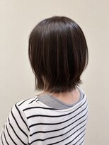 ウミト(Umito) 後ろ姿まできれいなショコラブラウンのレイヤーボブ