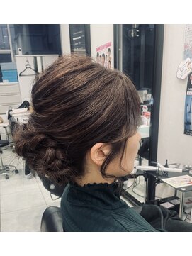 アヴソリューク(Absoluk) シニヨンアレンジスタイル☆