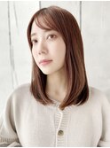 ブラウンカラーの艶髪を引き立てるワンカールスタイル