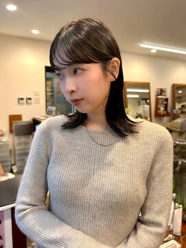 おくれ毛が可愛いぴたっとミディアム