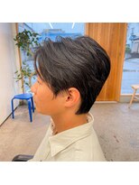 ネオ ディスカス(Neo Discus) 耳掛けアレンジもキマる。大人のセンターパート・ショート