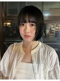 ストレートボブに顔まわりレイヤーで抜け感を