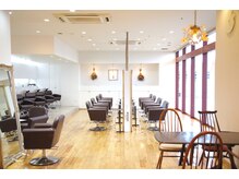 ルッツ(Lutz. hair design)の雰囲気（明るく温もりを感じる店内【福岡/北九州/戸畑/インナーカラー】）