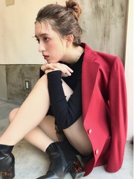 エクー(ECOO) 『 高めシニヨン × ハイライトベージュ 』