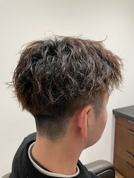 ゼノンユニガイ(ZENON uni GUY) 刈り上げセンターパート×ツイストスパイラルパーマ