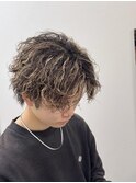 センターパートウルフ無造作パーマハイライト