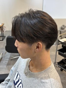 ヒュイル バイ ニアウ(Hwyl by Niau) MEN’S HAIR/刈り上げセンターパート/ニュアンスパーマ/伊勢崎