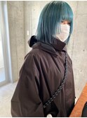 ぱつっと切りっぱなしボブとハイトーンブルー