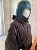 ルーク(LUKE) ぱつっと切りっぱなしボブとハイトーンブルー