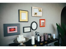 ヨーロー(YOLO)の雰囲気(可愛い可愛い額縁の下にオススメ商品並べています♪)