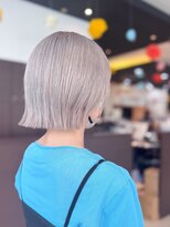 デコラ DECOR&nbsp;ホワイトシルバー×切りっぱなしボブ