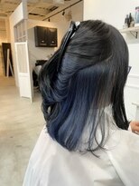 黒髪暗髪×ブルー系インナーカラー×内巻きミディアムボブ