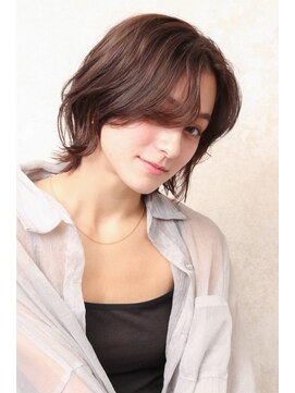 シトロン ブラン(CITRON blanc) ミディアム　ウルフ　センターパート　伸ばしかけスタイル