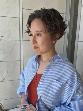 ハク アトリエ(HaKU atelier) 夏の刈り上げカーリーセンター分け耳出しショートパーマ