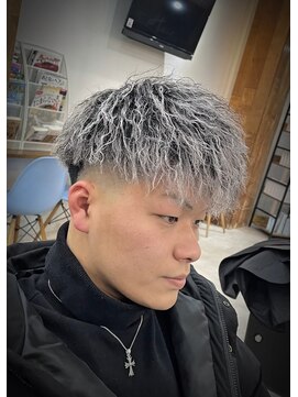 ルートヘアー(Root Hair) フルホワイトメッシュ × 縦落ちツイストパーマ