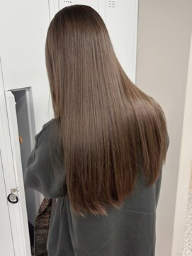 イロウ 天神大名店(IROW) 髪質改善 艶感 ベージュカラー ストレートヘア 20代【天神大名】