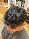 緩めスペインカール短め刈り上げ夏オススメスタイル