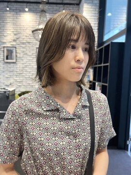 エン(YENN) チラ見せインナーで、遊び心のあるモードスタイル