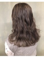 レイリー(Reilly) くすみベージュのセミロングヘア