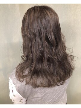 レイリー(Reilly) くすみベージュのセミロングヘア