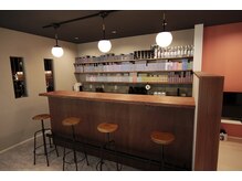 レヴリ(REVRY)の雰囲気（対面カウンター式カラーブース、ドリンクのサービスもあります◎）