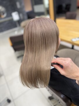 ラウル(Laulu) イメチェン/ホワイトブロンド/外ハネボブ/美髪/佐倉