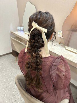 ミラ(Mila) 人気アレンジ＊高めふわもこツインポニー/結婚式.お呼ばれ