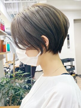 アヴァロン(AVALON) 大人ショートボブ、白髪ぼかしハイライト、丸みくびれ【BISA】