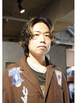 キュー(Cue_) ミディアム無造作カーリーパーマセンターパートウルフ　【影山】