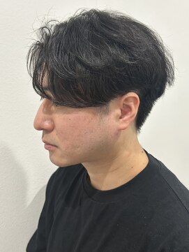 ヒュイル バイ ニアウ(Hwyl by Niau) メンズマッシュセンターパートスパイラルパーマニュアンスパーマ